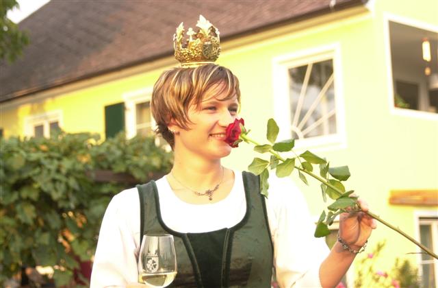 Vera_mit_Rose_u_Weinglas__Small_.JPG