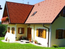 Haus_Front_Sommer.JPG