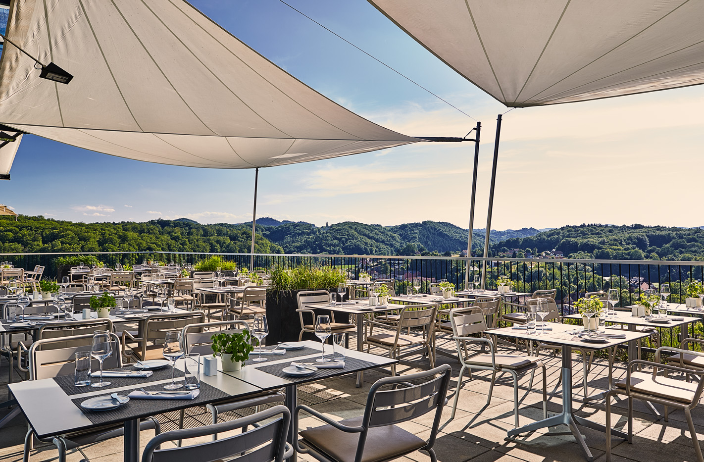 MN_SHO_Restaurant_Terrasse_oeberblick_0352_end_72dpi.jpg
